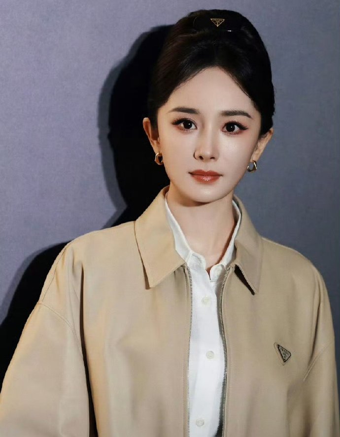 展轩粉丝被宋茜金晨杨幂美晕了杨幂宋茜金晨三大美女真的太养眼了！展轩粉丝坐后面，被