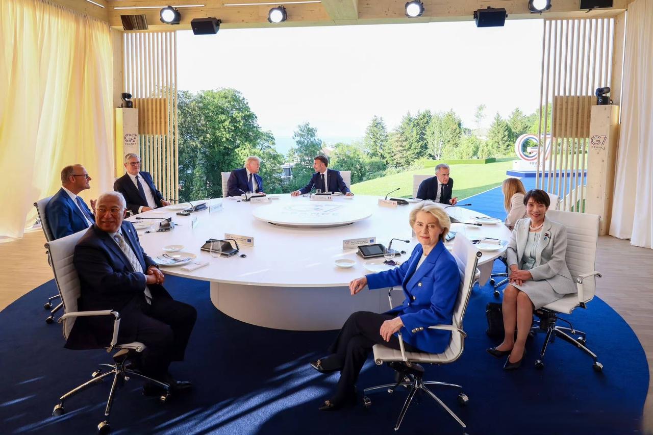 G7峰会现场大型社死！特朗普自居“群主老大”，其余六国集体不给面子
 
G7圆桌