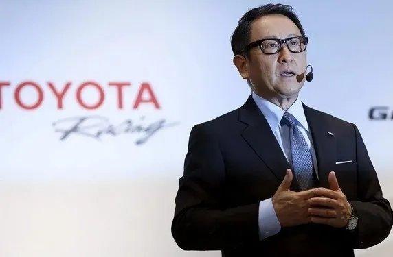 丰田章男再次炮轰电动汽车，称其是低级产品，要抵制到底。“电动汽车不算‘新能源’，