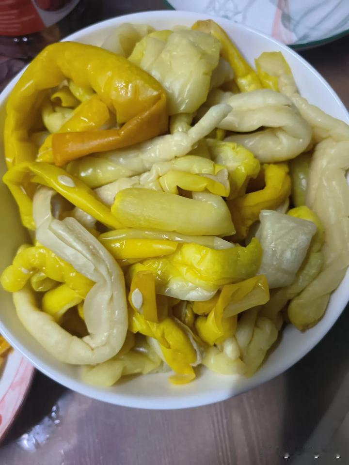 玉林博白瓜皮，
脆脆的咸咸的，
下饭的好配菜，
夏天瓜皮与粥更配哦~
这个瓜皮的