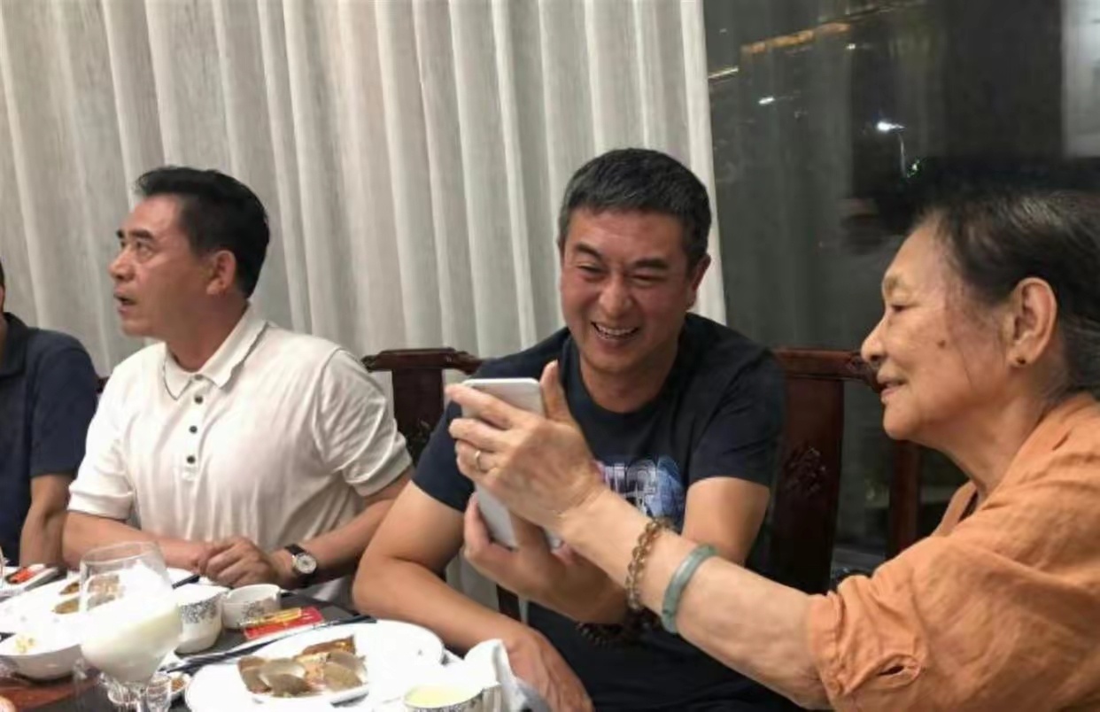 张嘉益好友聚会，70岁陈宝国依旧胸肌健硕，二叔满脸红润，抽百元烟 ​​​