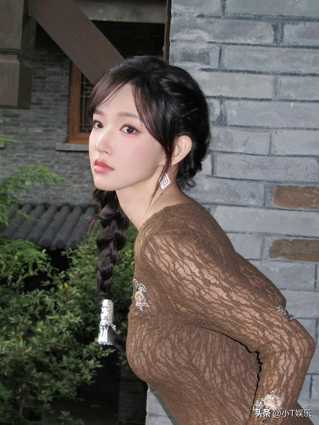 程潇去云南丽江参加“夜奢生活家”活动，体验纳西族非遗扎染技艺太酷了！她跟着当地手