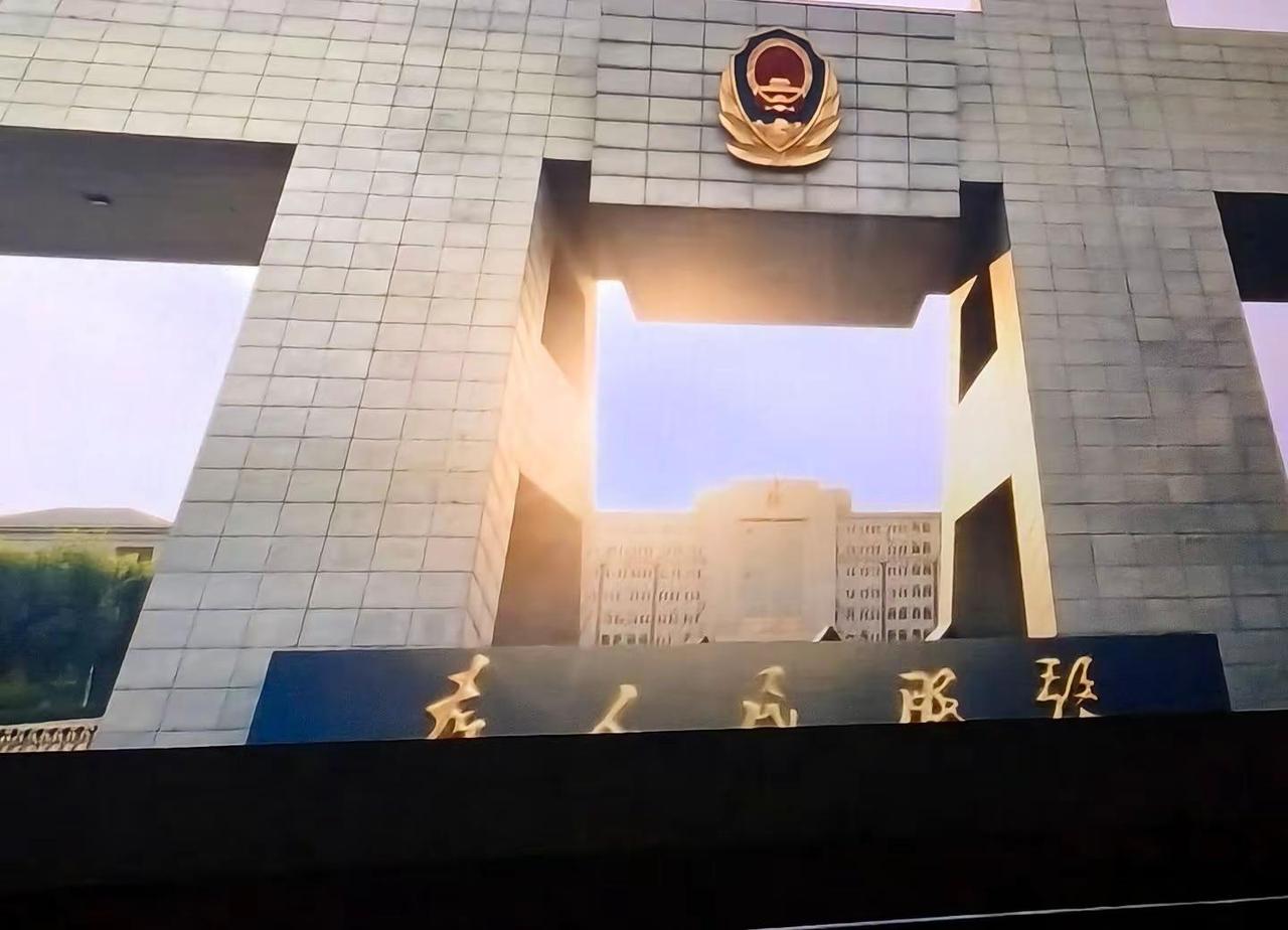 为人民服务。说实话我今天下午看完《神探之痕迹》后，影片的最后出现了为人民服务几个