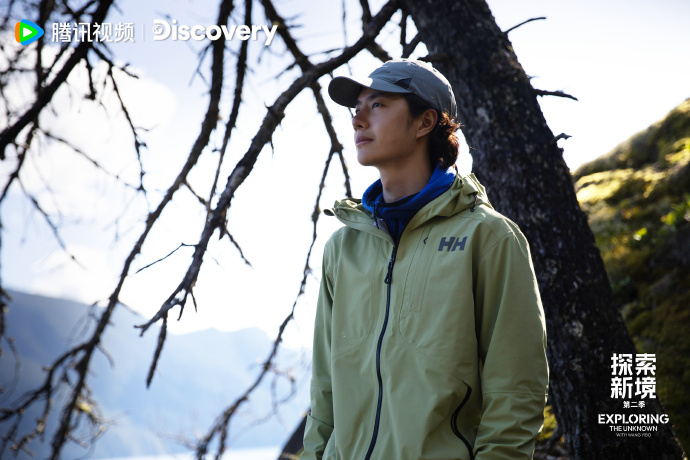 王一博伸懒腰伸到车顶. 一博这懒腰伸得也太实在了，直接撑到车顶！录制虽然辛苦，但