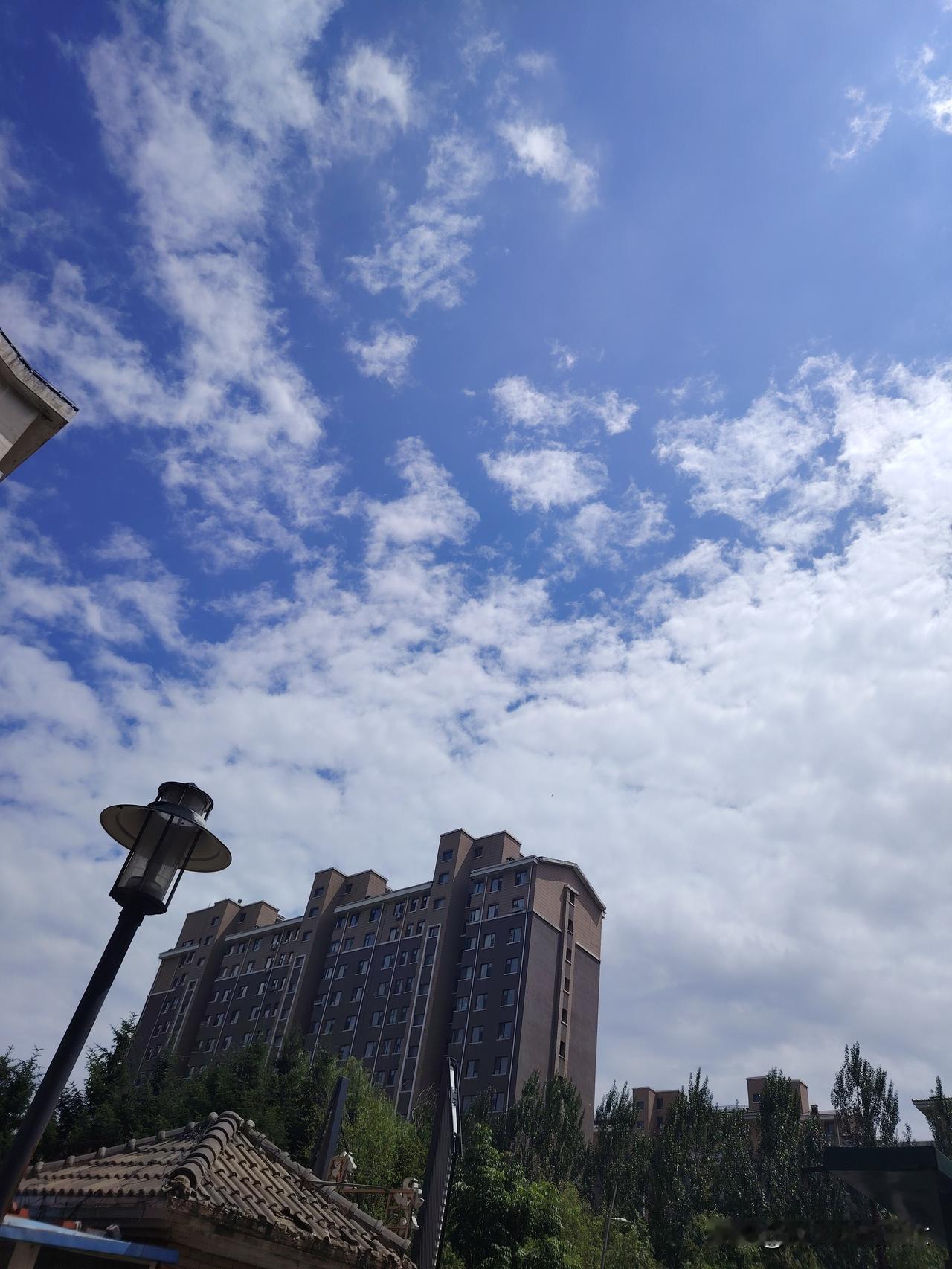 但冲动裸辞不可取。首先经济压力全压女方，一旦工作出问题全家难周转；其次旁人闲话容