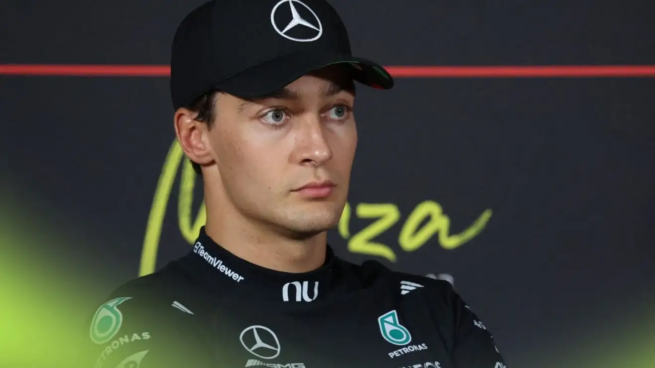 F1意大利大奖赛颁奖仪式上，拉塞尔遭到车迷的嘘声