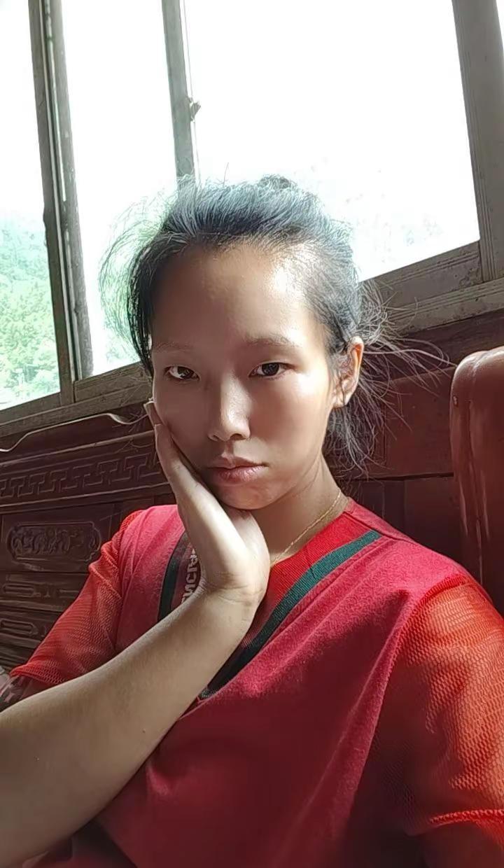 我从小到大都被妈妈奶奶打了好多。那个小孩才这么大怎么不尿床尿裤子啊。我那个时候才