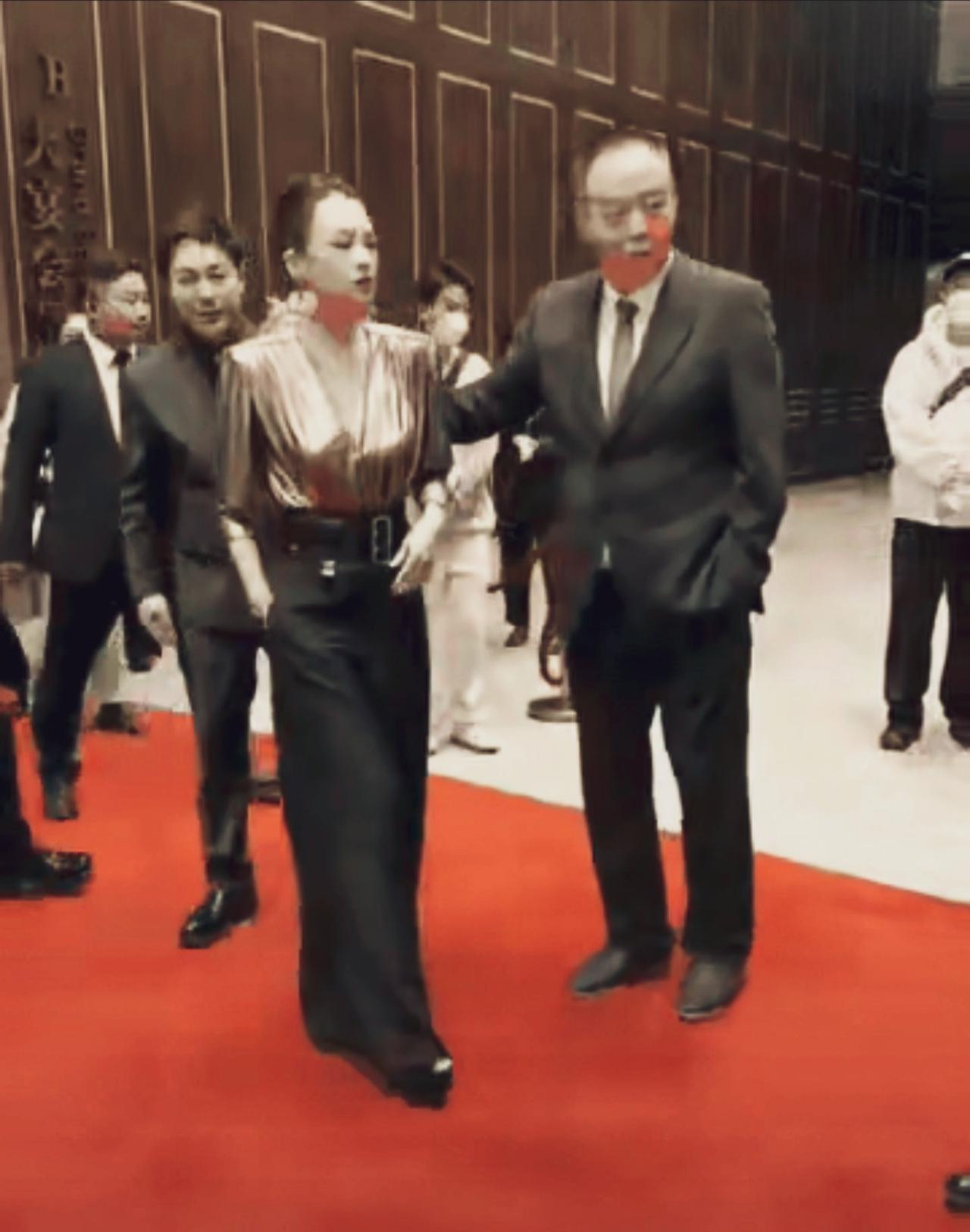  章子怡站在陈凯歌身旁，随后张颂文走近，陈凯歌想要与张颂文交谈，便伸手轻挪章子怡