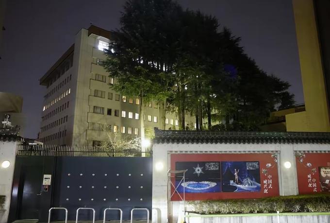 原来日本那个持刀强闯大使馆的军官曾经被咱们审讯了大概三个小时
很多最新的消息传出