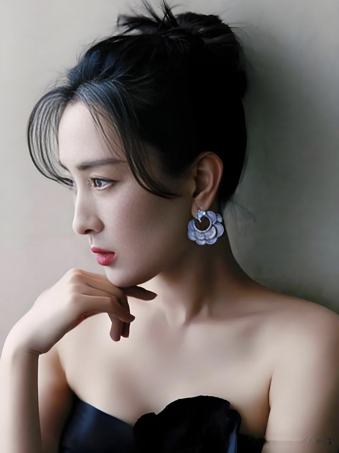 马苏曾是惊艳荧屏的“马漂亮”，如今却为角色剃光头、褪去光环。她用极致演技诠释百态