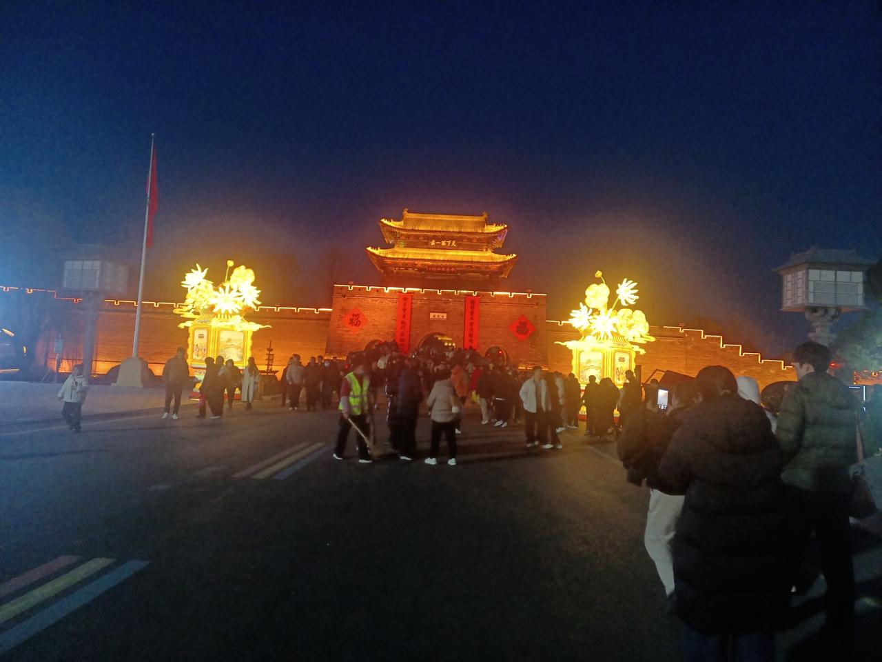 马年吉祥，好运连连，台儿庄古城好戏连台，欢迎您！（图片来源：老山兰初一晚随手拍）