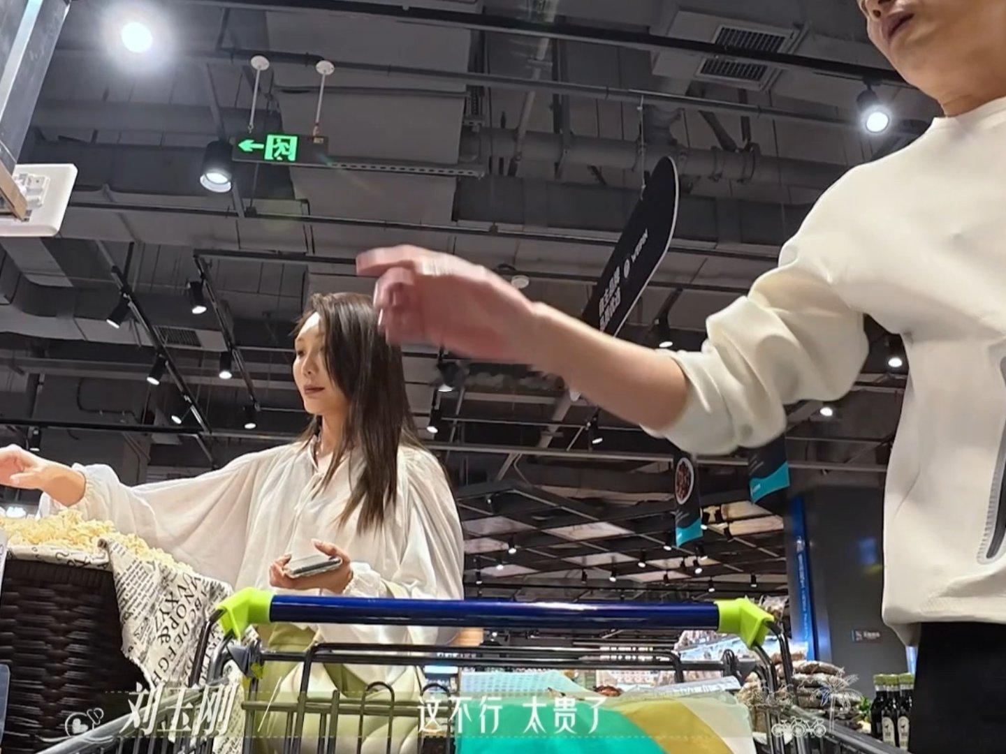 恋综男嘉宾精打细算买临期食品日落时分说爱你 恋综省钱名场面！《日落时分说爱你》男