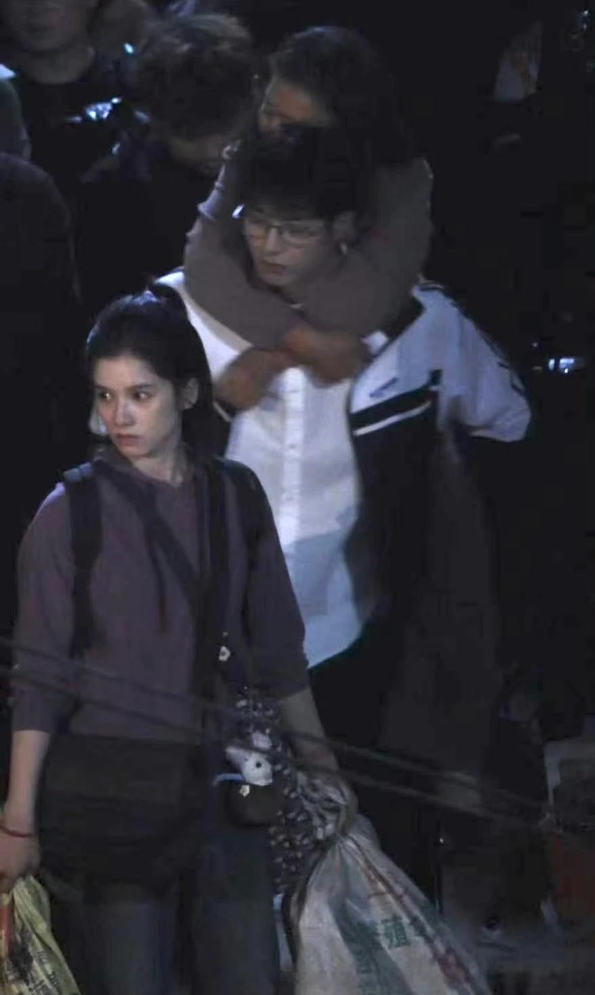 这个任冬雪混身都是劲儿张婧仪大力女子任冬雪张婧仪背了五个包