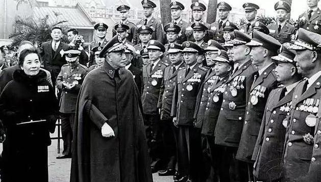 很多人以为1949年蒋介石败退台湾是被解放军“打跑“的仓皇之举，实则不然。早在三