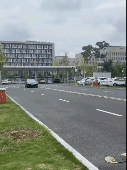 比亚迪失控四川成都天府机场附近一大型地面停车场内，一辆比亚迪汽车疑似失控，长时间