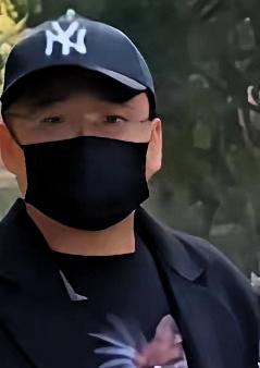 谁能想到，那个曾经把口罩焊在脸上、连露脸都羞涩的云昊，会亲手砸掉铁饭碗，站在镜头