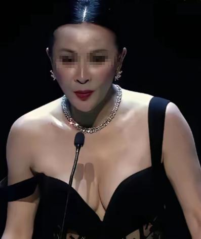 有个很奇怪的事情
 
 女人的胸部属于较为私密的身体部位，按常理来说不应该随意暴