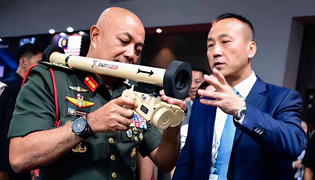 中国的独创武器，越来越受到全世界欢迎！

在近期马来西亚防务展现场，外军人员正体