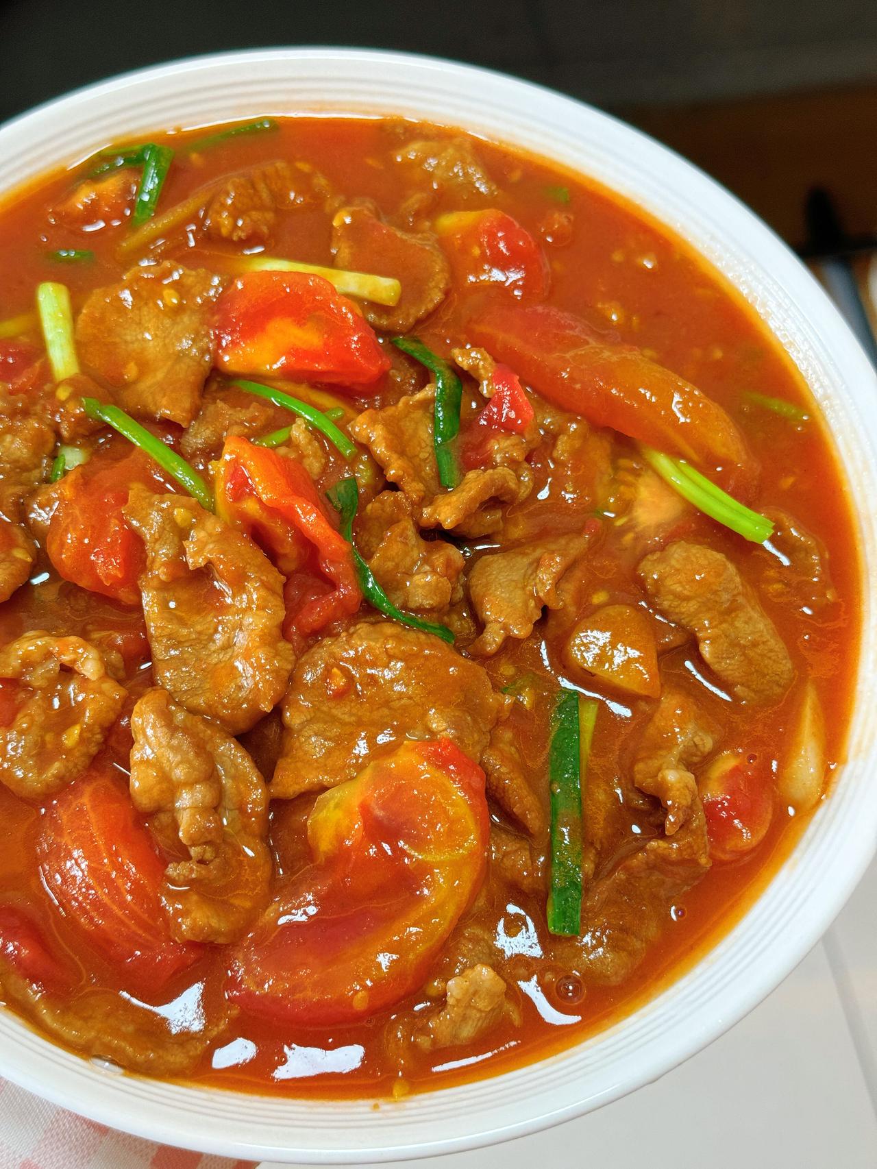 究竟是谁研究出来的番茄炒肉片！汤汁浓郁鲜香，拌饭我能干下三碗米饭。
番茄慢慢炒出