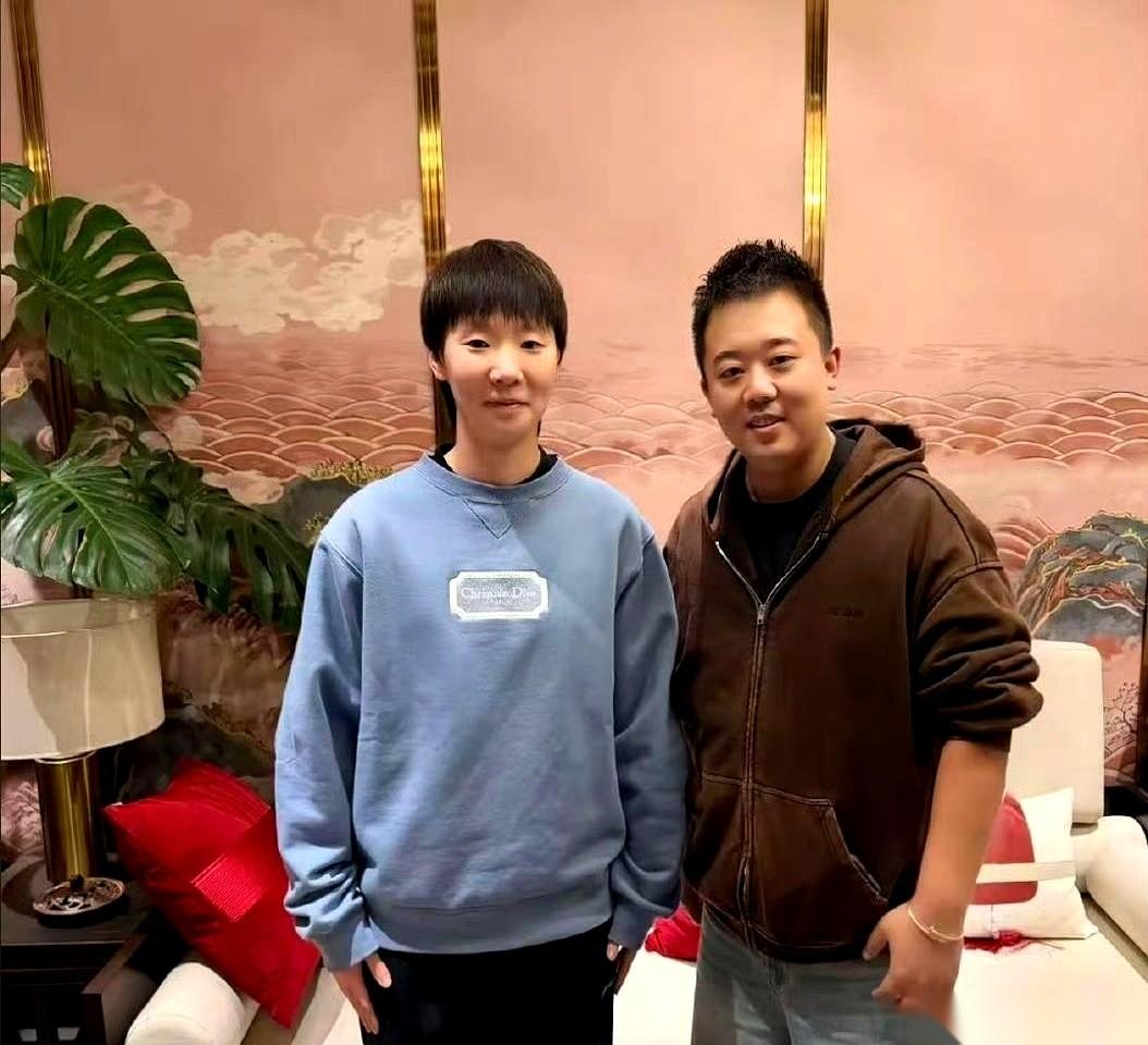 第一眼还以为王曼昱偷穿了谁的衣服……
这灰色卫衣，码数大得感觉能再塞进去半个她，