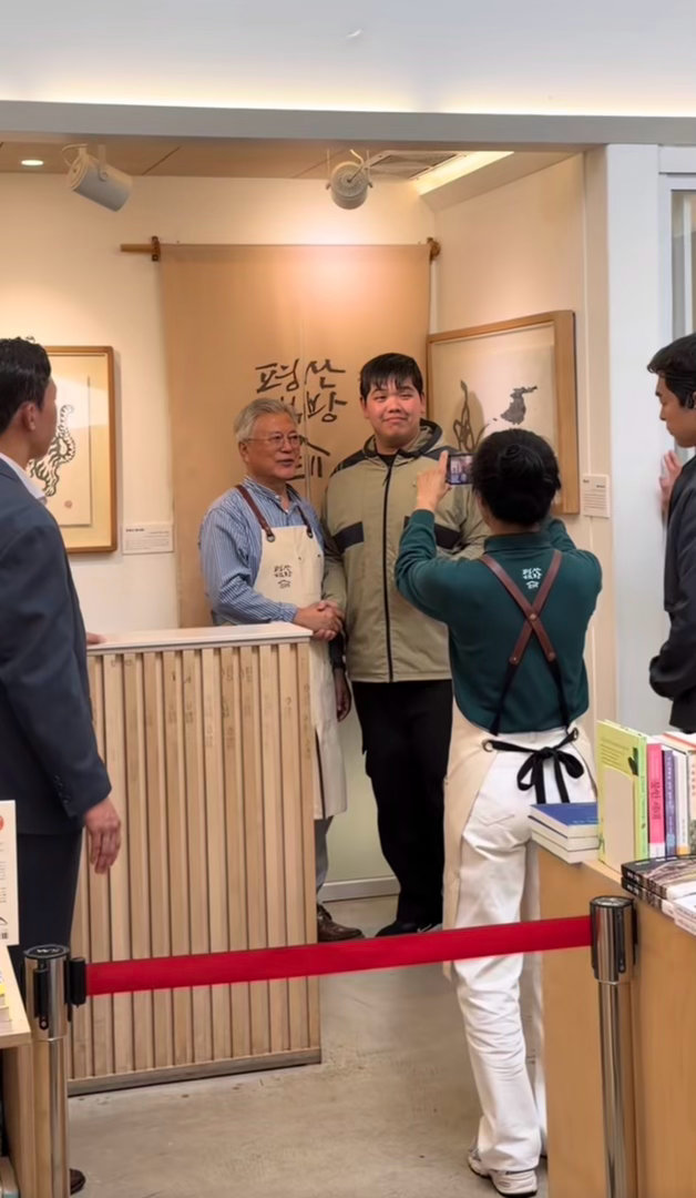 吃饭就能跟前卡卡合影吗？ 