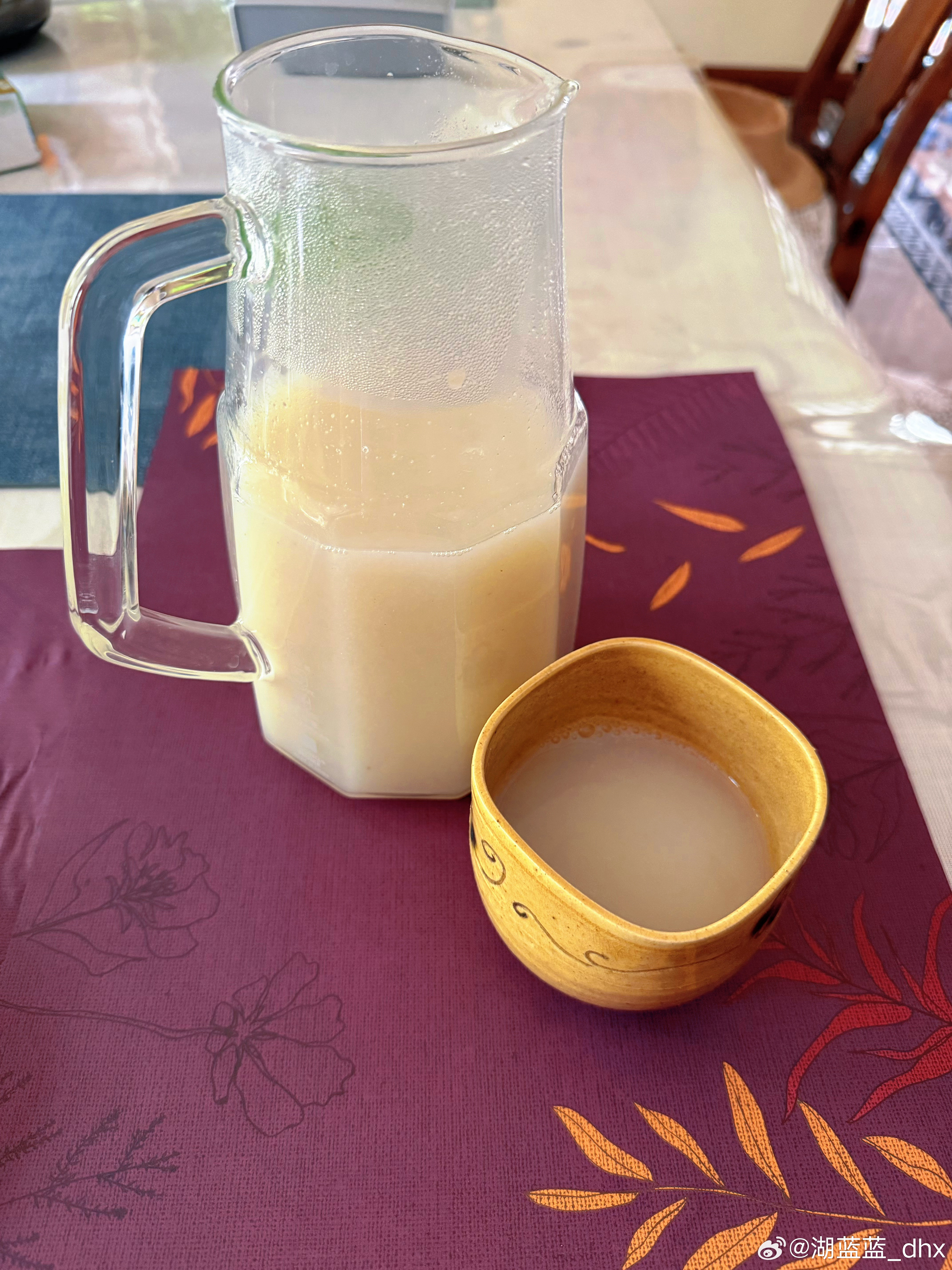 薏米 干莲子 干百合 干银耳四样提前用水泡一晚上第二早加水用豆浆机磨成米浆煮熟每