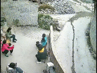 各位观众，大爷开着蒸汽手扶拖拉机向大家走过来了。[灵光一闪]
