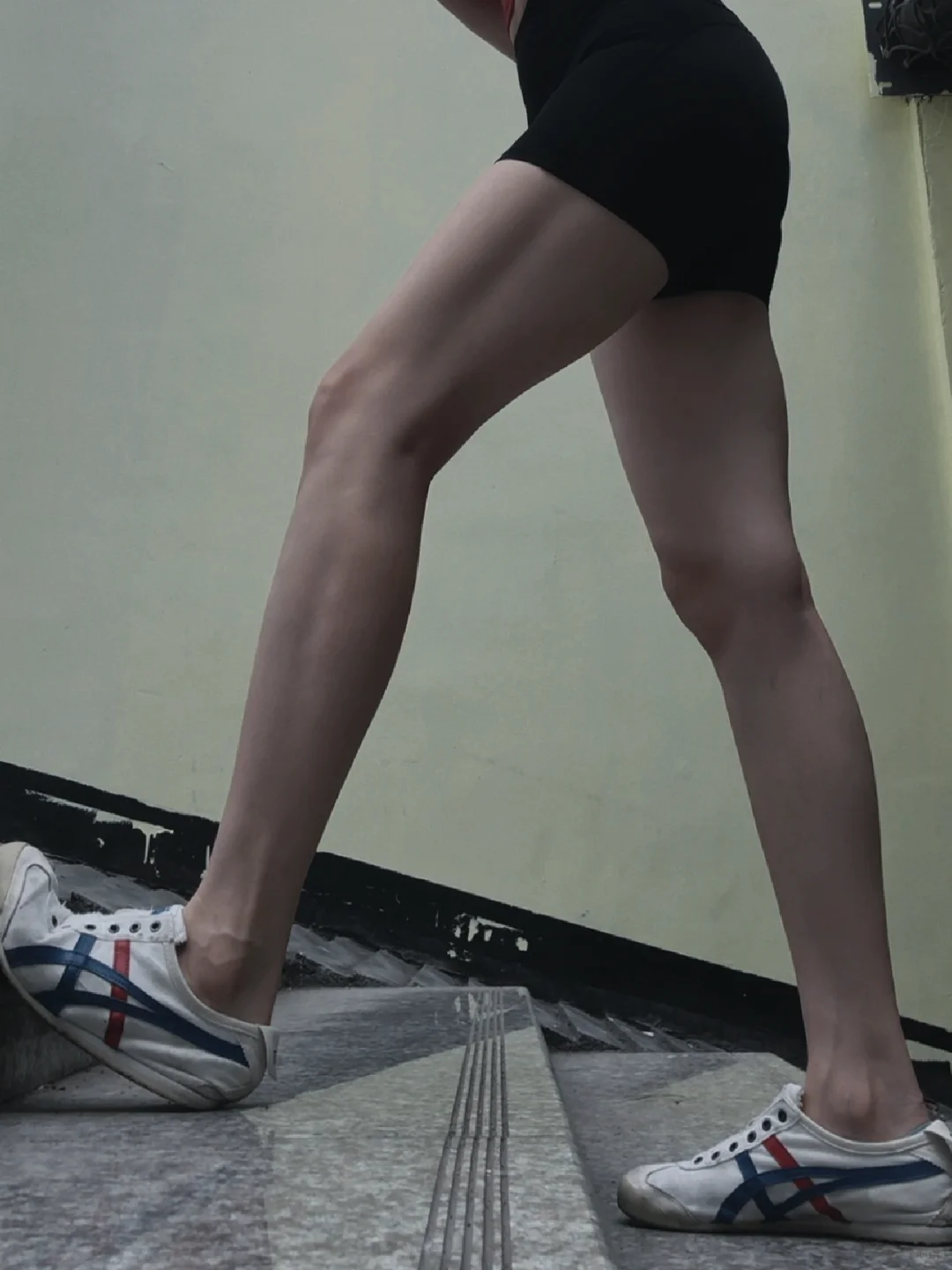 健身女孩练的刚刚好有力量感的肌肉线条腿