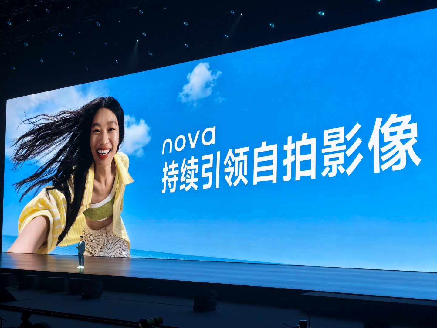 nova16业界独家2亿红枫影像哦哟，nova16三款机型都配备了后置红枫原色镜
