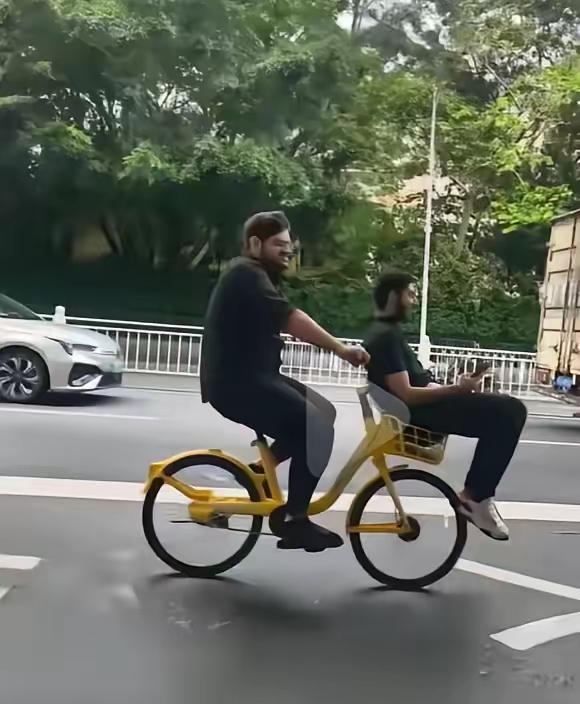不懂规矩的人放进来干嘛？

印度留学生，这样是不是觉得他们很潇洒也很好玩？

这