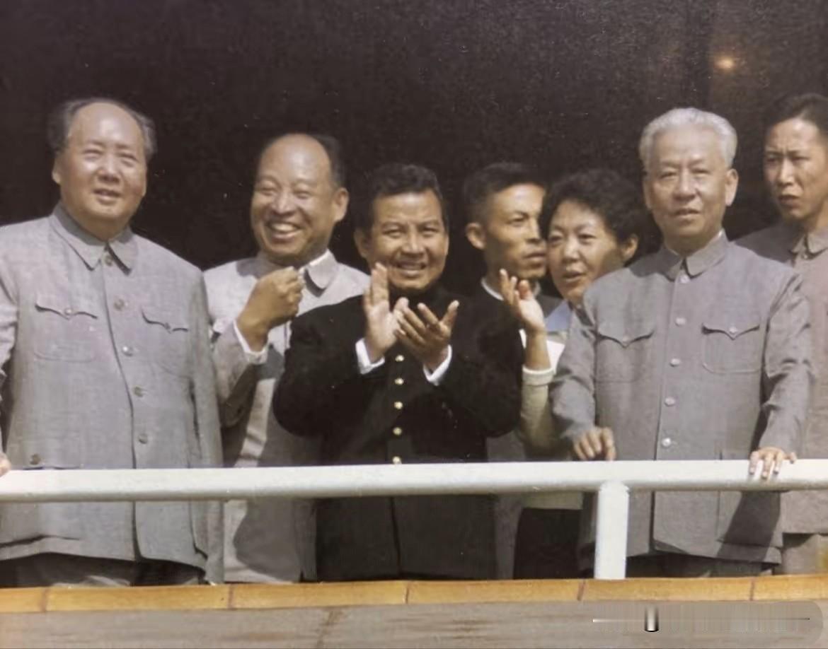 1965年10月1日，刘少奇与毛泽东同来访的西哈努克亲王在天安门城楼上。