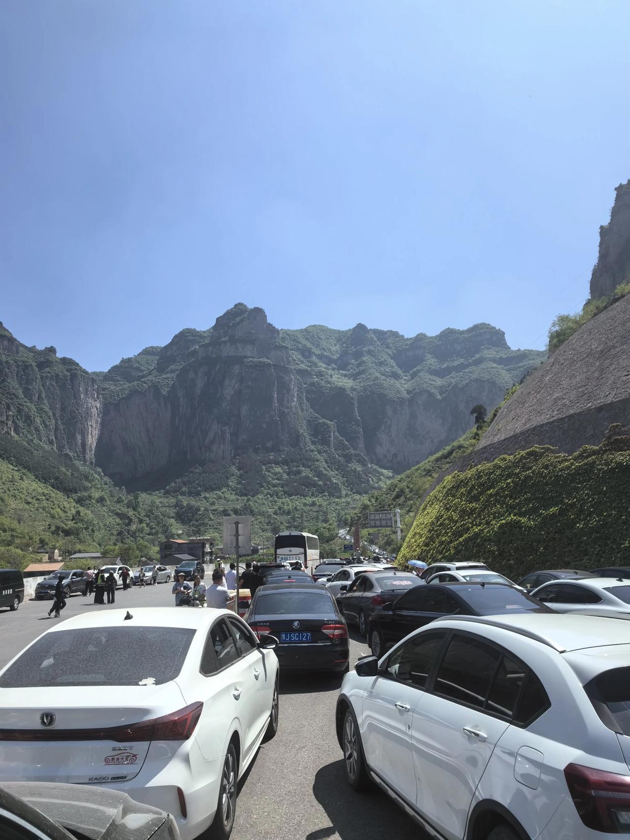 山西长治通天峡，
第一次自驾游下不去高速的，等了2小时，才调头重新上高速。
最主