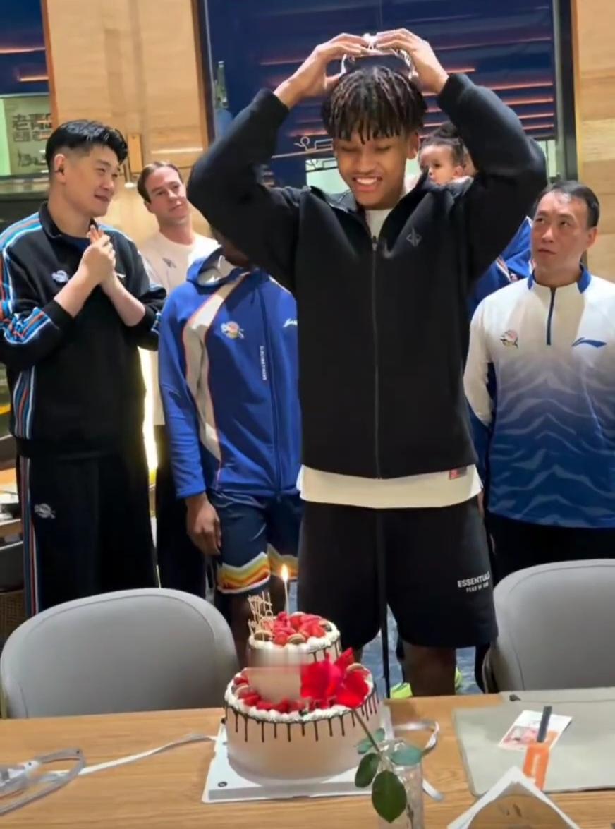 昨天是冯傲的二十岁生日快乐，新疆男篮在青岛的客场，为他举办了生日晚会！不知不觉冯