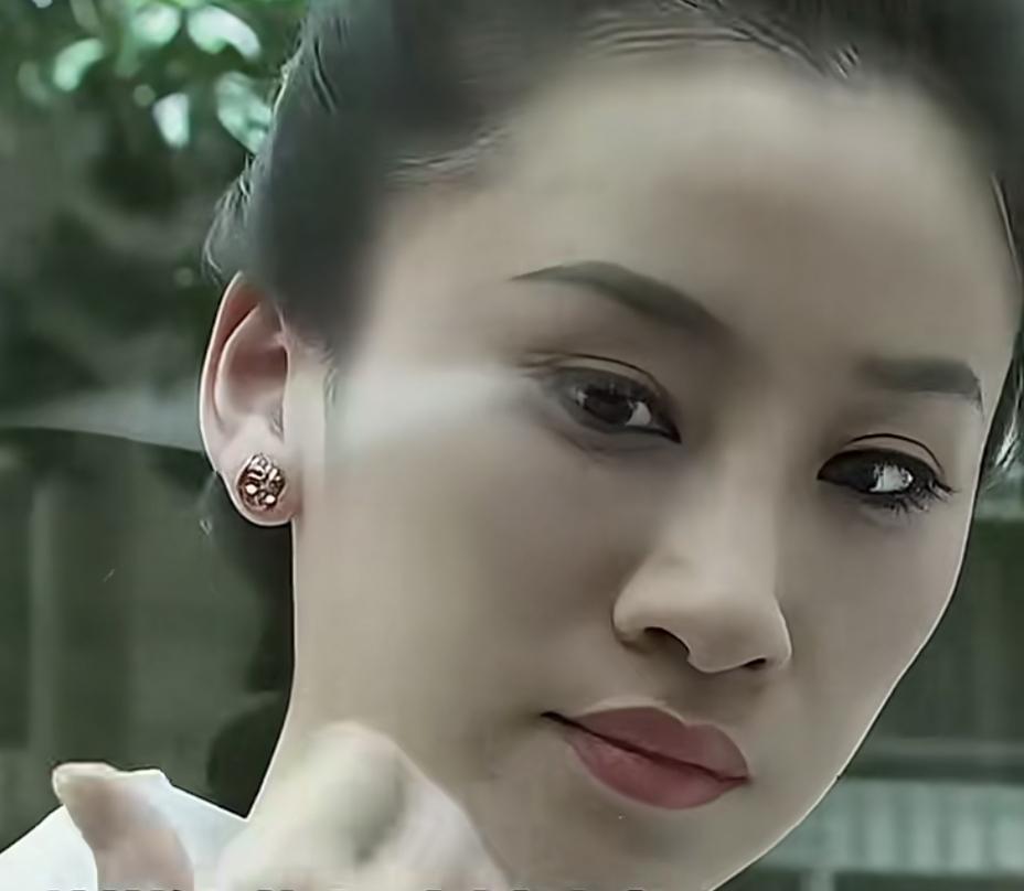 吃瓜竟然吃到了自己身上
女人得知闺蜜新交了个男朋友 
她立马好奇地凑过来 ，想亲