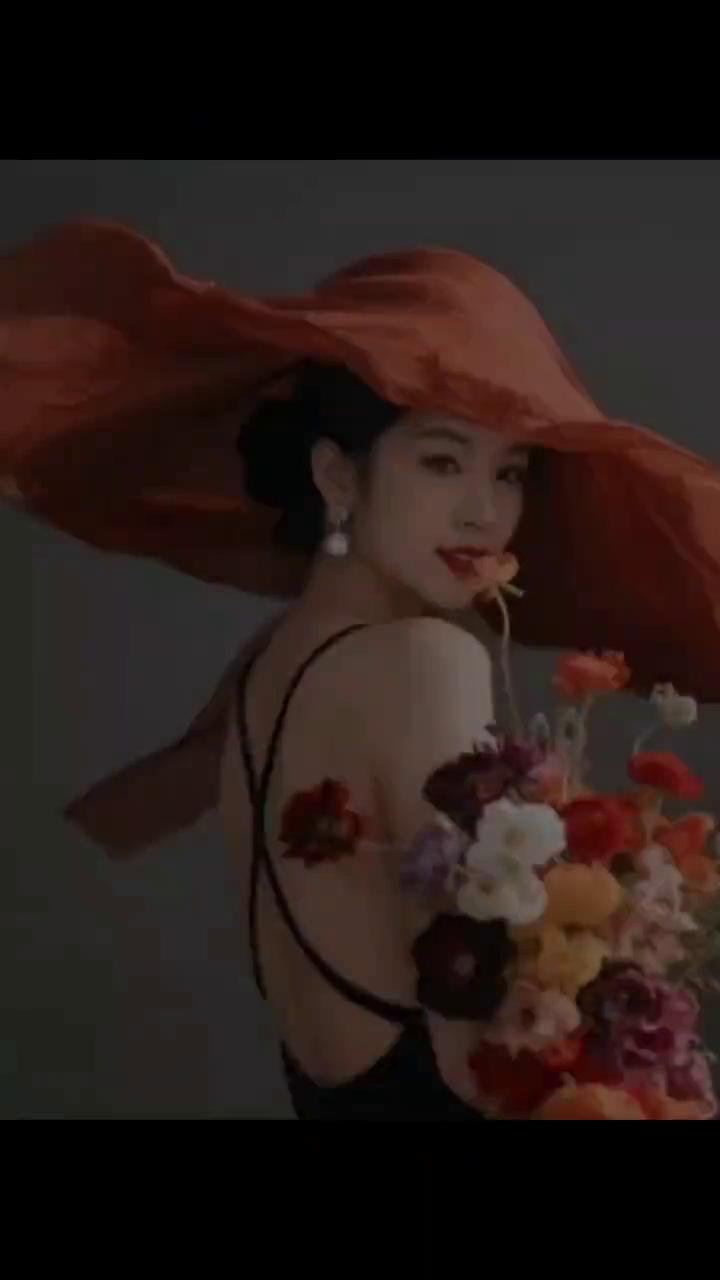 性不等于爱，抱抱也不是爱，就算天天约会也不是爱，哪怕一天到晚聊个不停也不见得是爱