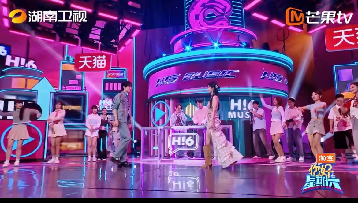 孟子义身上亮晶晶的 孟姐这一身简直是把银河穿在了身上！细碎的闪钻随着动作流转光芒