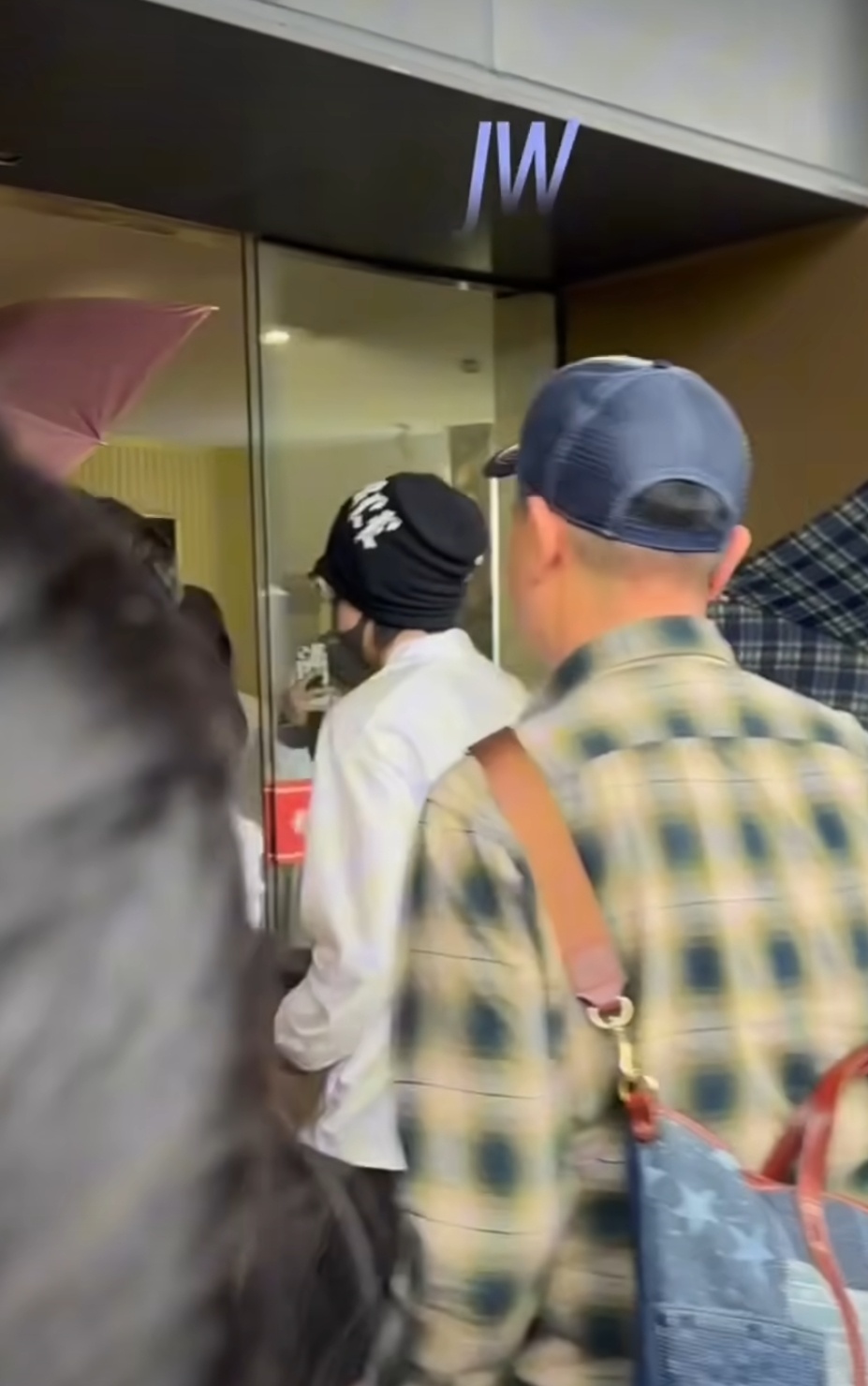 王鹤棣，李沁都进组围读剧本了，男女主到齐接下来就是等待开机了。王鹤棣咸鱼飞升围读