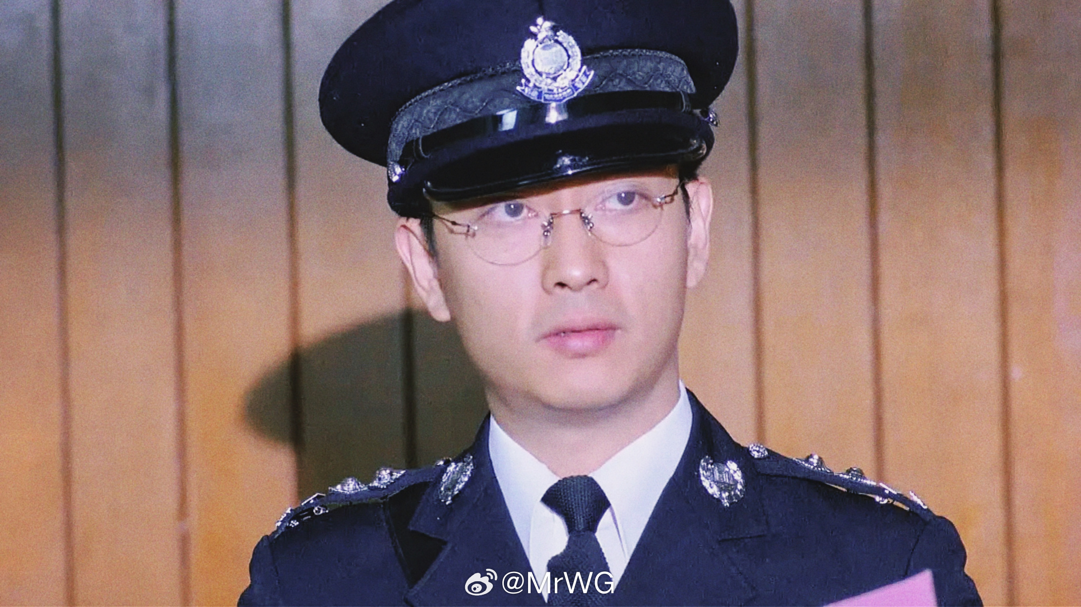 谢君豪截图拉片 警徽是衣冠，皮囊藏恶鬼，什么叫眼神有戏？看看谢君豪就知道，斯文下