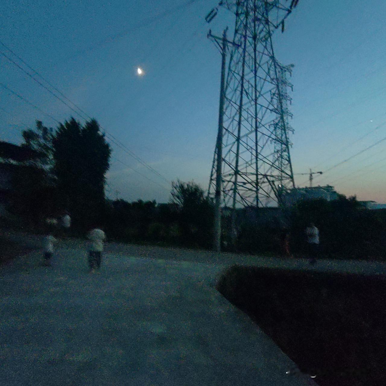 今晚上出门溜达，我爸喊我们母子三人一起！前方两个小孩是我的孩子，小孩前面的白衣服