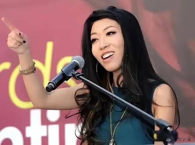 原来曲婉婷一直在试水复出啊。
春节期间，曲婉婷在国内社交平台开通账号，并借拜年推