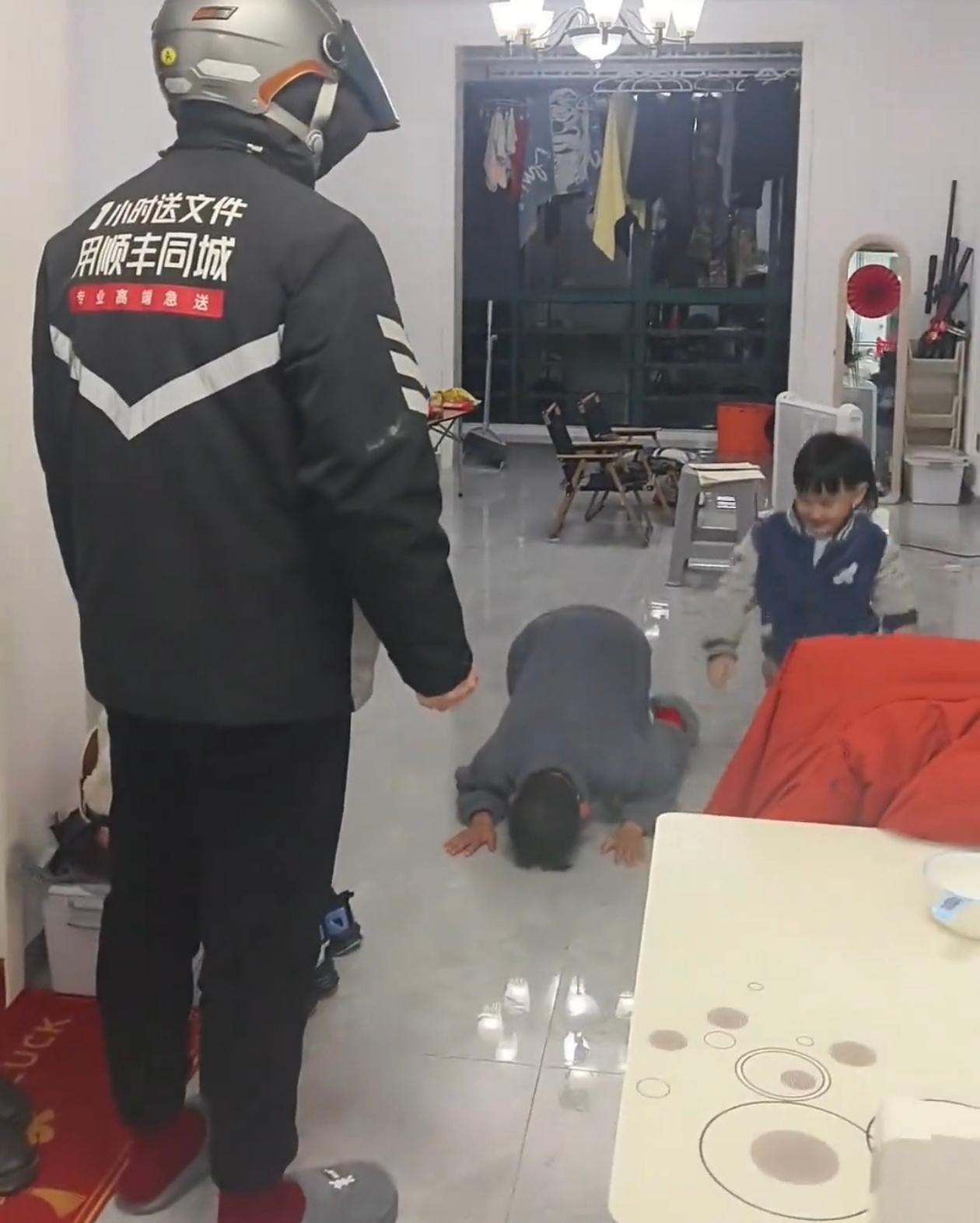 "孩子懂事。"安徽，一个跑外卖的父亲除夕深夜忙到凌晨两点才到家，以为家人都睡了，