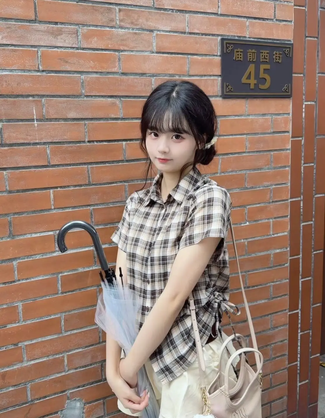 黄怡慈 格子衫