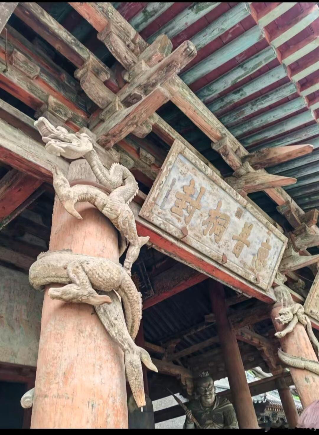 华夏老祖宗对龙可像如痴如醉的地步，建筑，柱子，房梁，房顶，墙上，门口前步梯中，山