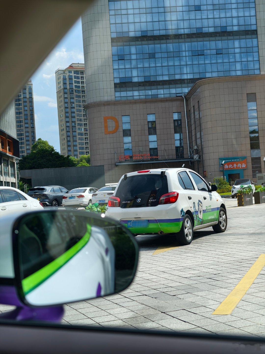 太巧了吧偶遇另外一辆贴了巴斯光年的车🚗 