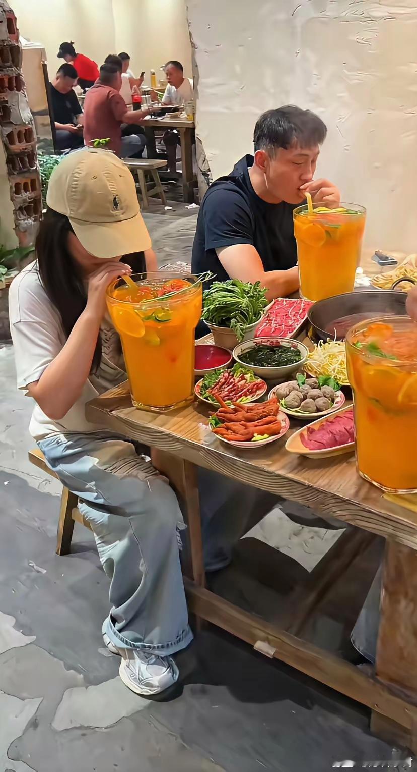 这种水果茶才有资格卖我18元吧妈呀，这个一杯喝下去，不得一天都往厕所跑啊，谁发明