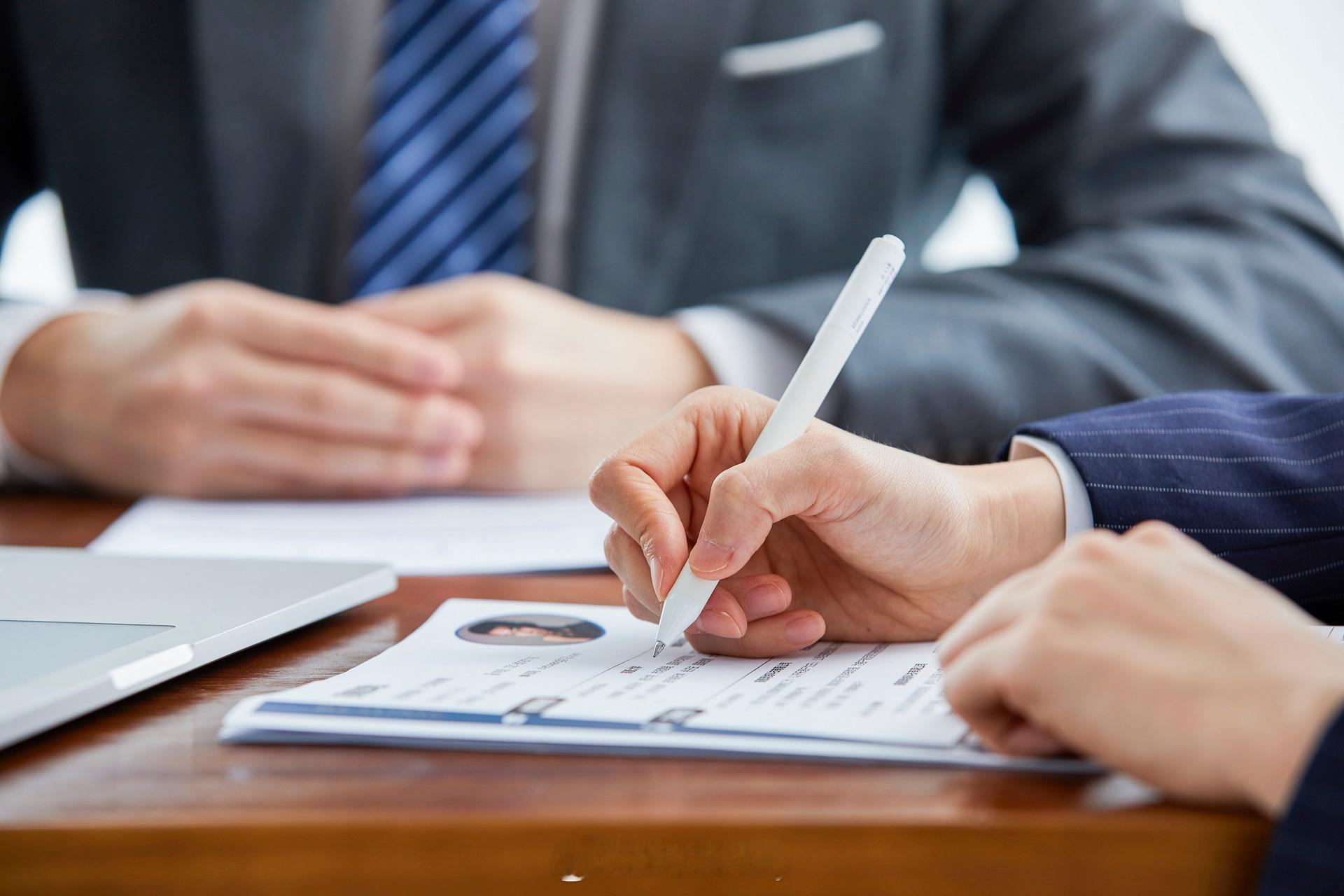 HR讽刺求职者本科学历不配双休 好好查查这HR吧，怎么想的。说实在的很多岗位都是