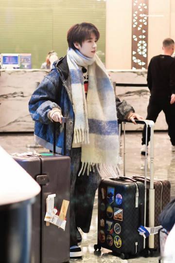 倪萍说贺峻霖搬箱子搬到两点  从倪萍口中知晓，贺峻霖搬箱苦干至深夜两点，敬业模样