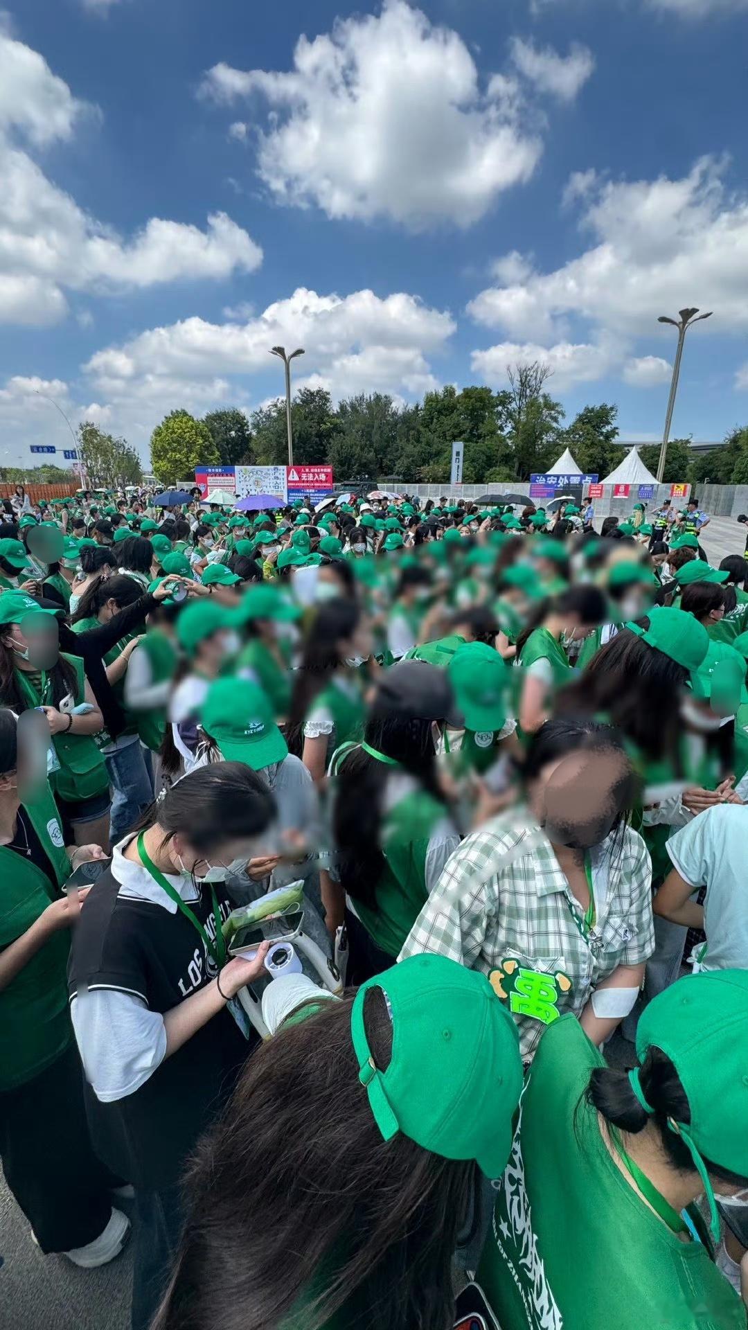 张泽禹徐州演唱会人气请看图！还没到西门的宝丝速来！ 
