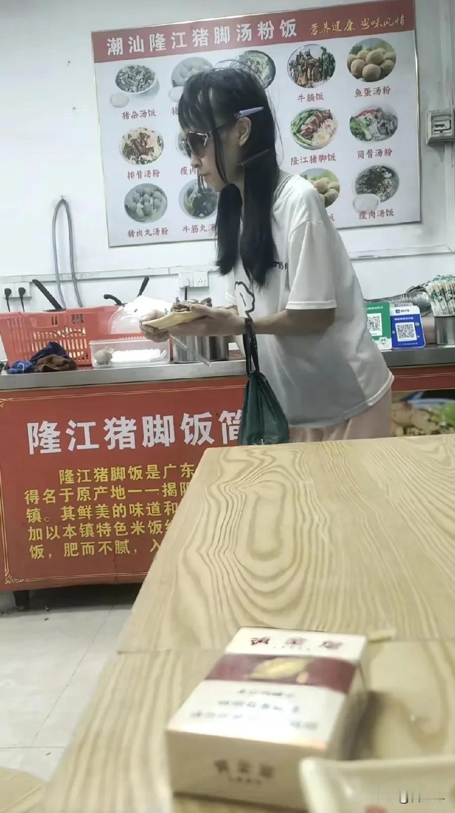 抖音抗癌博主，他在一家快餐店里面，发现一个残疾女孩，这个女孩走路不太方便，而且还