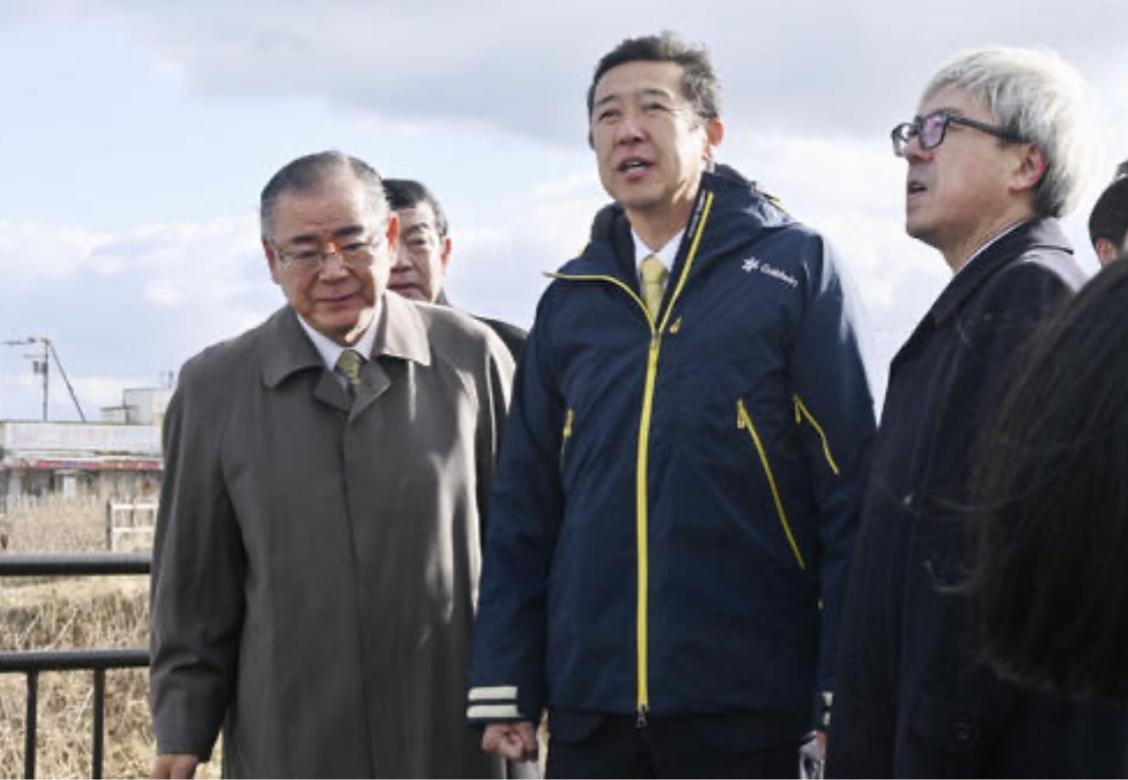 部分日本人是从骨子里的畏惧俄罗斯！

日本内阁特命大臣黄川田仁志，隔海望了望俄日